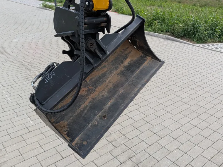 Naklápěcí hydraulická svahová lžíce